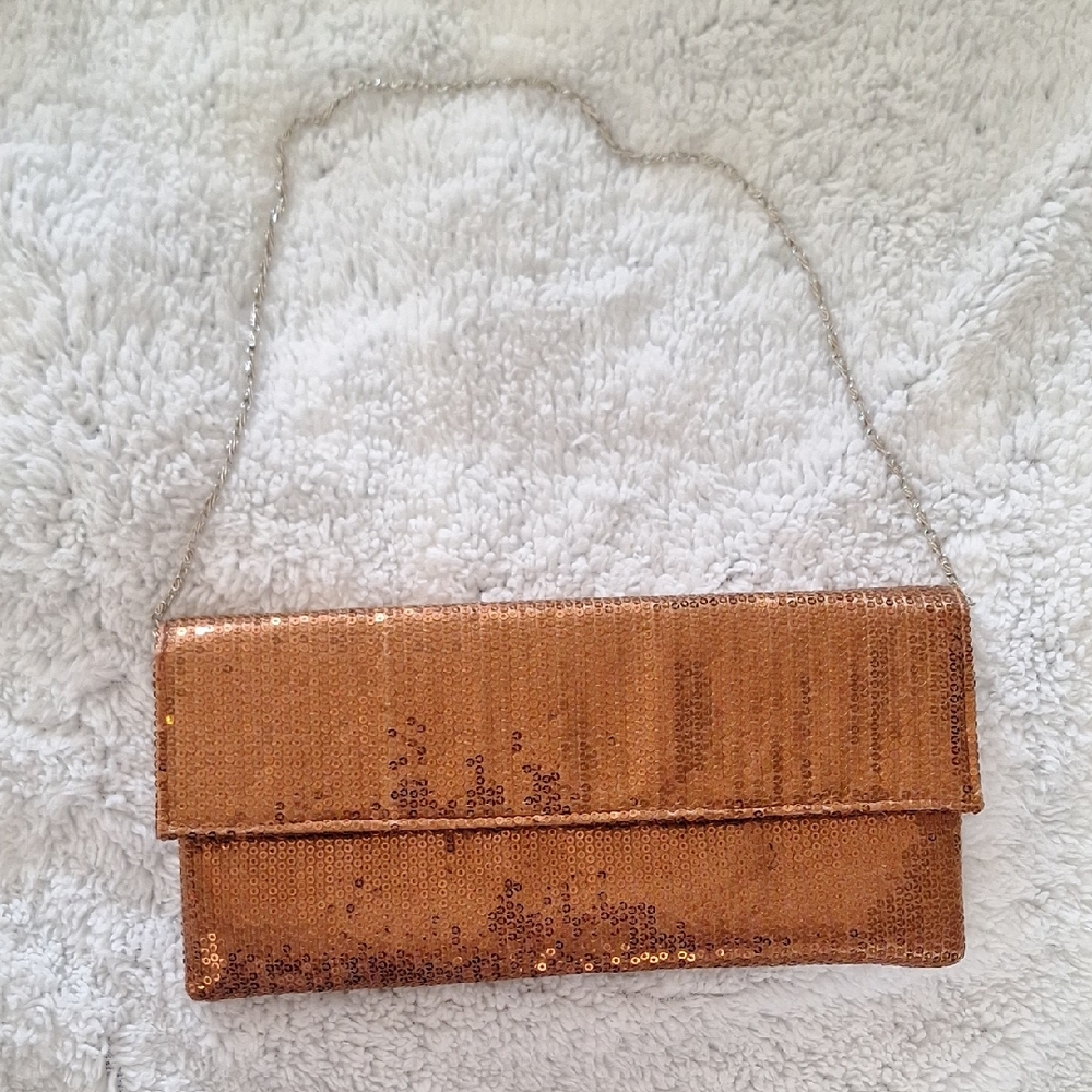 Beautiful Sequin Gold Clutch W/ Detachable Chain.